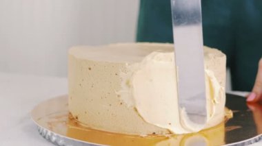 mutfakta yemek erkek