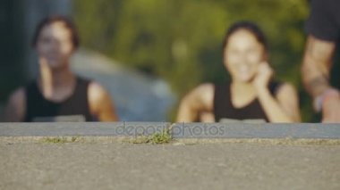 güneş doğarken çalışan insanlar