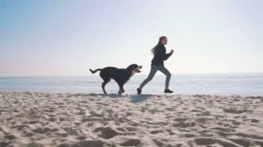 kadın siyah köpek ile oynamak