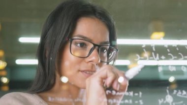  kadını camın üzerine yazma