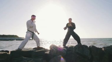 Kumsalda mücadele karate savaşçıları