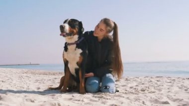 kadın siyah köpek ile oynamak