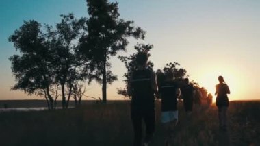 güneş doğarken çalışan insanlar