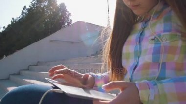 Kız merdivenlerde dijital tablet kullanma