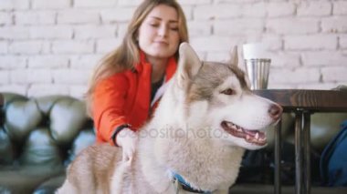 husky kafede kadınla