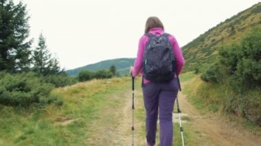 dağlarda trekking kadın