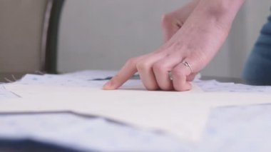 Kadın moda tasarımcısı 