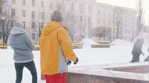 Gente divirtiéndose en invierno — Vídeo de stock