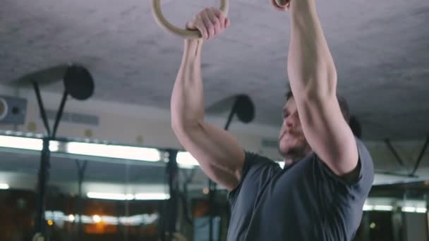 Laki-laki melakukan latihan di gym — Stok Video
