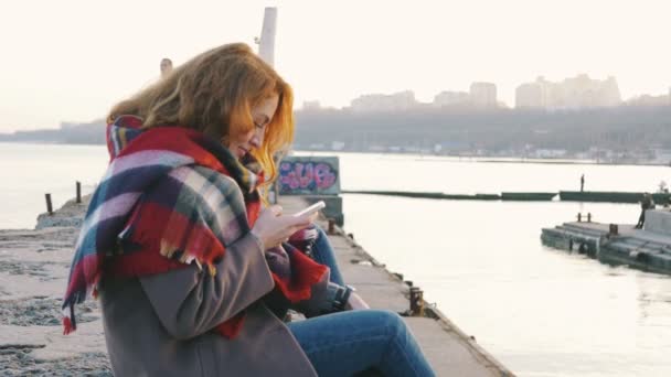 Mujer usando móvil en la costa — Vídeo de stock