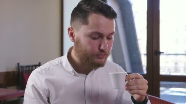 男人喝咖啡 — 图库视频影像