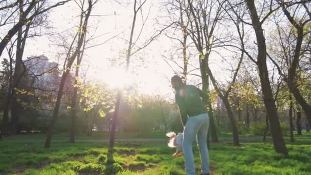 Familia feliz en el parque verde — Vídeos de Stock