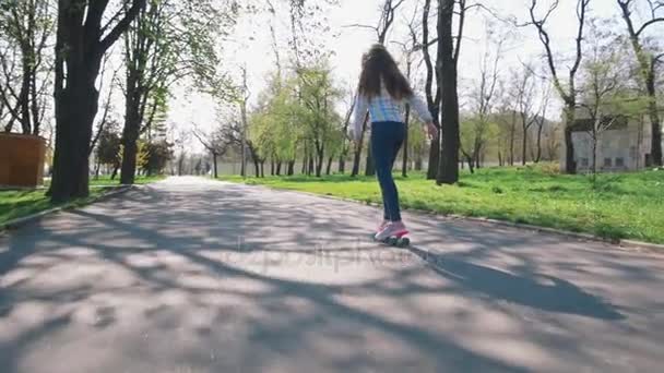 Küçük kız sürme pembe kurulu — Stok video
