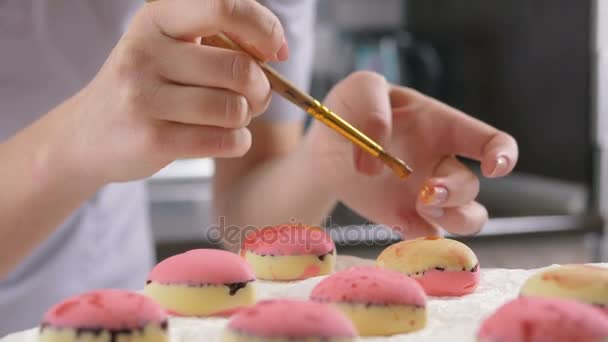 Cocina femenina en casa — Vídeos de Stock