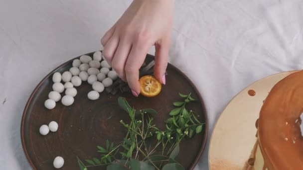 Жінка готує на кухні — стокове відео