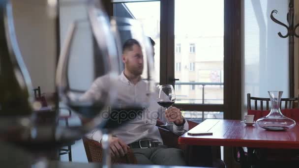 Young sommelier in restaurant — Stock Video