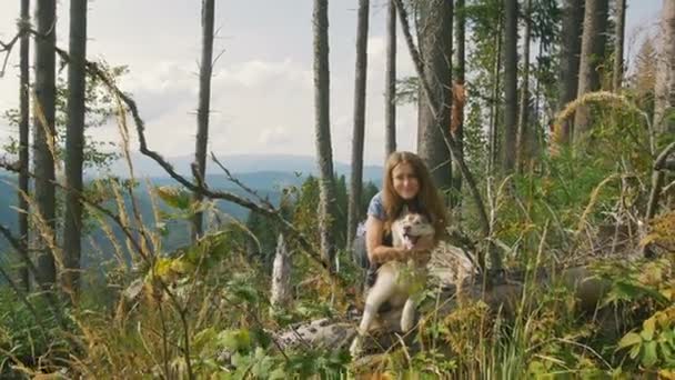 Mulher com cão husky — Vídeo de Stock