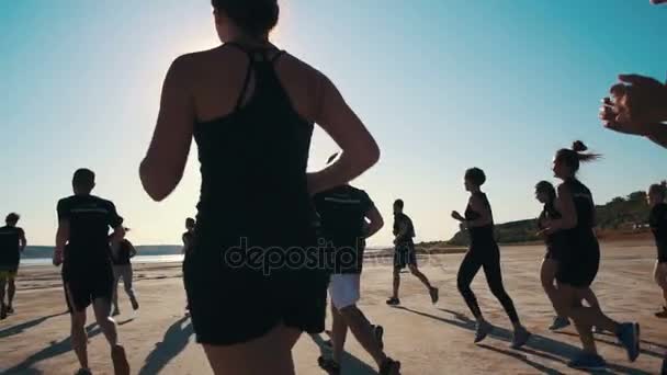 People running at sunrise — Stock Video
