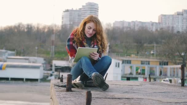 Hipster kobieta wrting na notebooku — Wideo stockowe