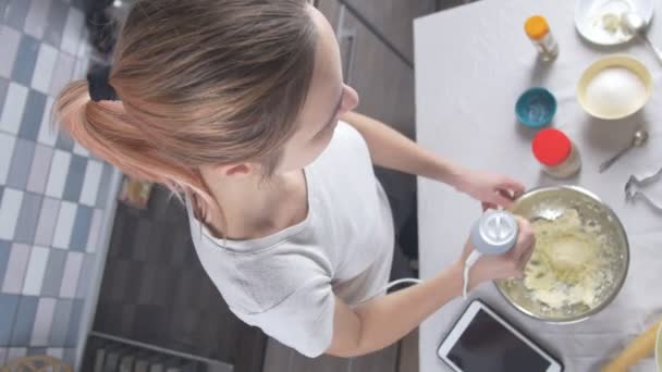 Young woman cooking — Stock Video