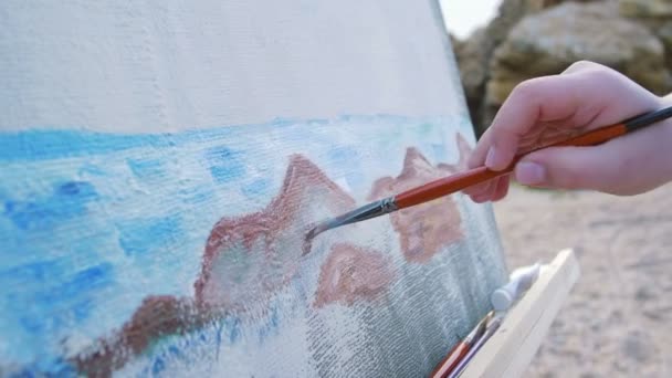 Mujer pintando mar en playa — Vídeos de Stock