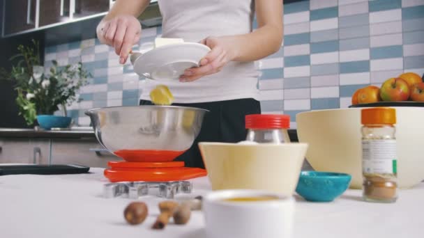 Cocina femenina en la cocina — Vídeos de Stock