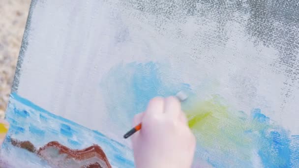 Женщина рисует море на пляже — стоковое видео