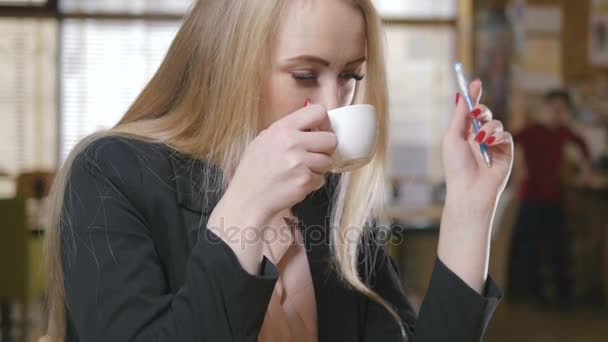 Forretningskvinde drikker kaffe – Stock-video