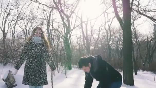 Paar plezier in de winter — Stockvideo