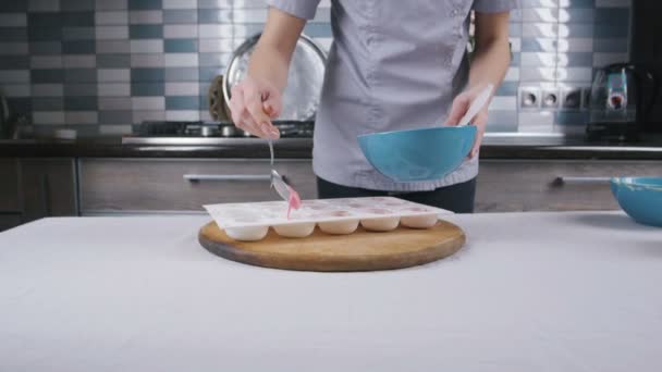 Cozinha feminina em casa — Vídeo de Stock