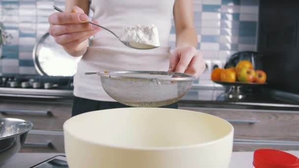 Kvinna matlagning i köket — Stockvideo