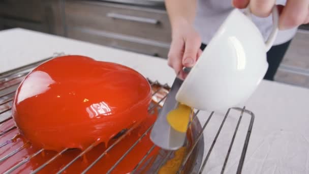 Cozinha feminina em casa — Vídeo de Stock