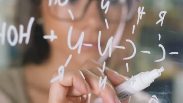 Vrouw schrijven op glas — Stockvideo