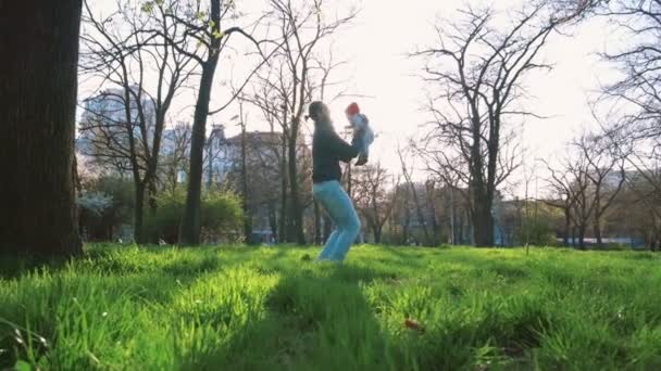 Счастливая семья в зеленом парке — стоковое видео