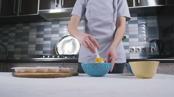 Cozinha feminina em casa — Vídeo de Stock