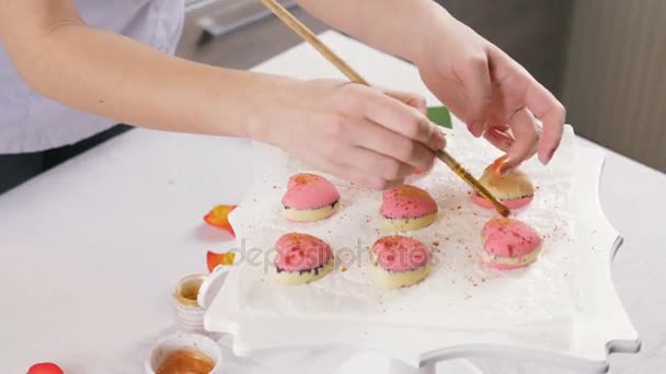 Cocina femenina en casa — Vídeos de Stock