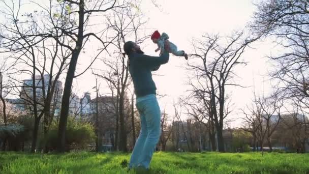 Boldog család zöldellő parkban — Stock videók