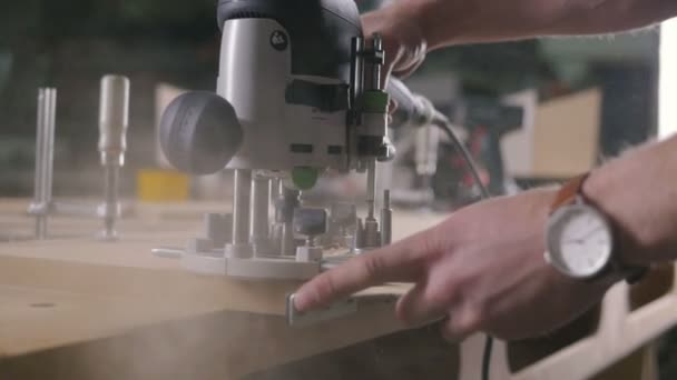 Maker Lavorare con pino — Video Stock