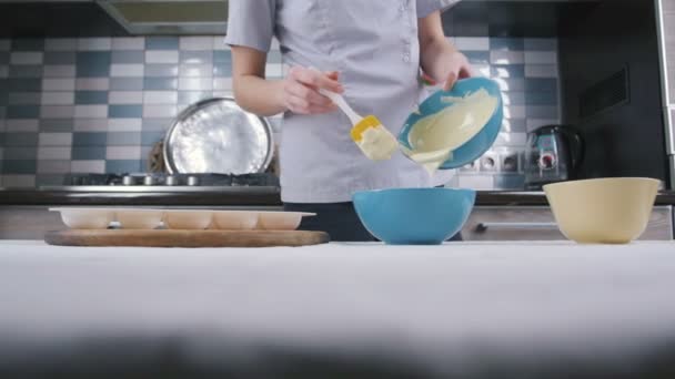 Cozinha feminina em casa — Vídeo de Stock