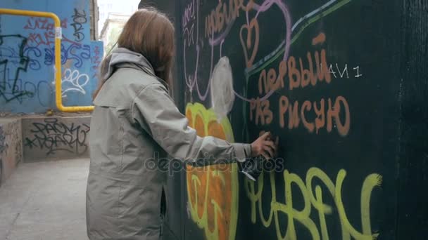 žena kreslení graffiti