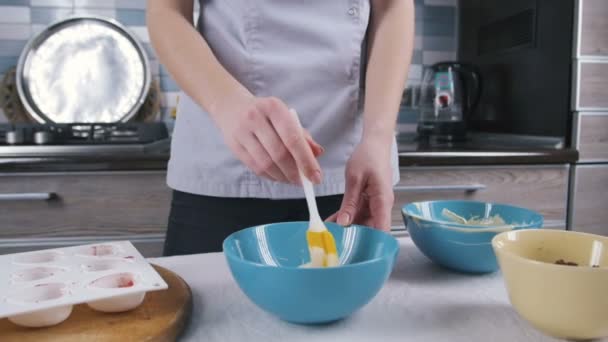 Cozinha feminina em casa — Vídeo de Stock