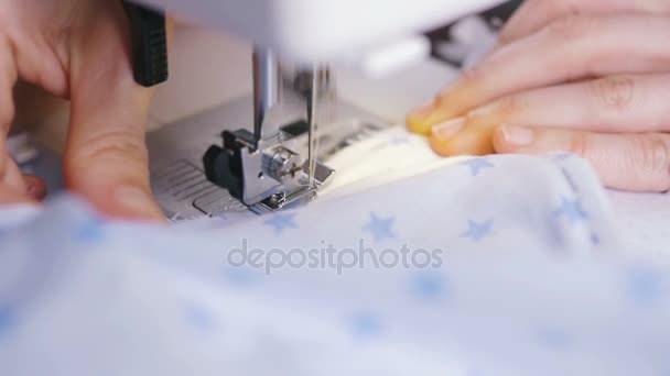 Mulher com máquina de costura — Vídeo de Stock