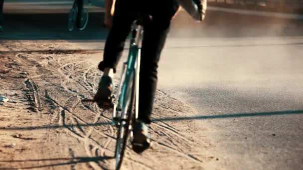 Uomini con bici a scatto fisso — Video Stock