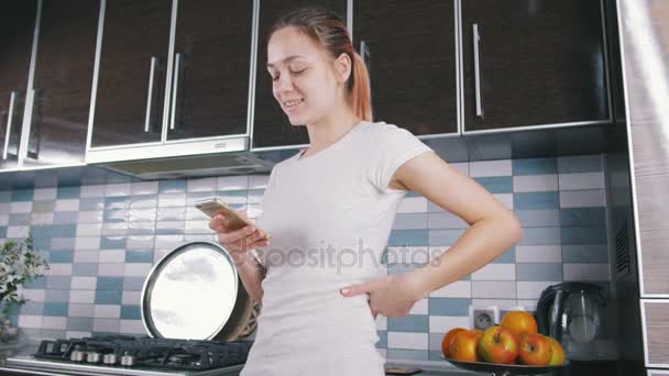 Žena vaření v kuchyni — Stock video