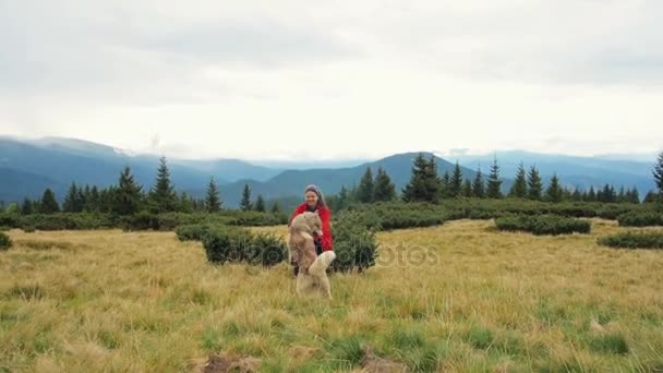 Mujer con perro husky — Vídeo de stock