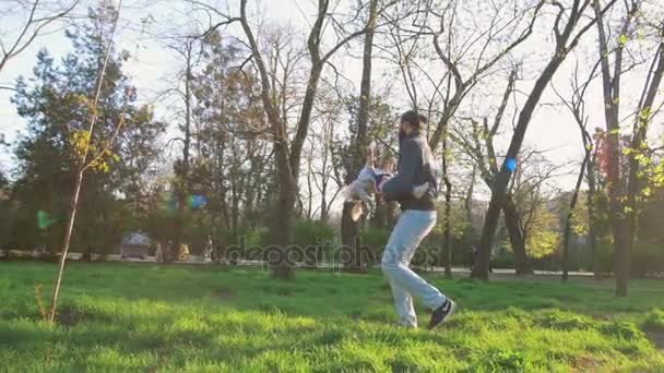 Familia feliz en el parque verde — Vídeos de Stock