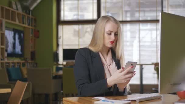 Geschäftsfrau nutzt Handy — Stockvideo