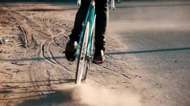 Hombre con bicicleta de engranaje fijo — Vídeos de Stock