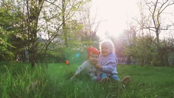 Щасливі маленьких дівчаток — стокове відео