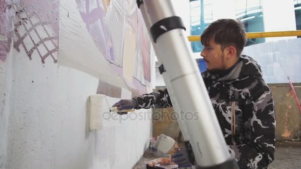 Man tekening graffiti — Stockvideo